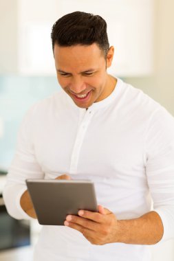 Tablet bilgisayar kullanan adam