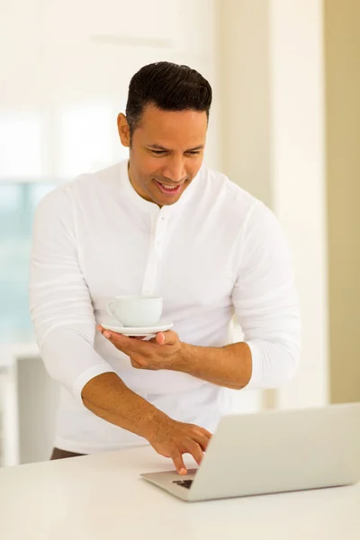 Hombre usando ordenador portátil — Foto de Stock