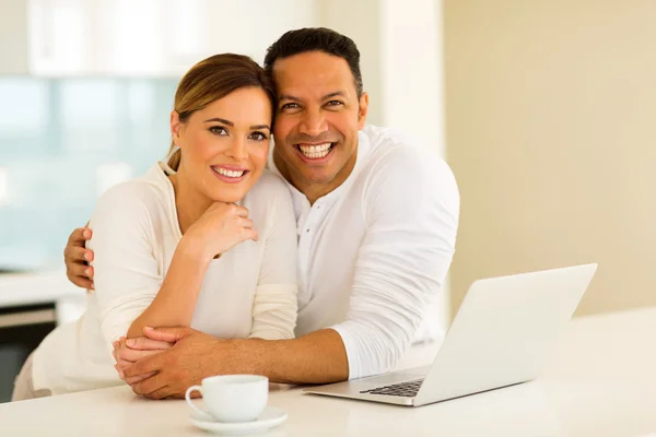 Casal com computador portátil — Fotografia de Stock