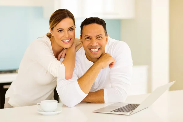 Casal com computador portátil — Fotografia de Stock