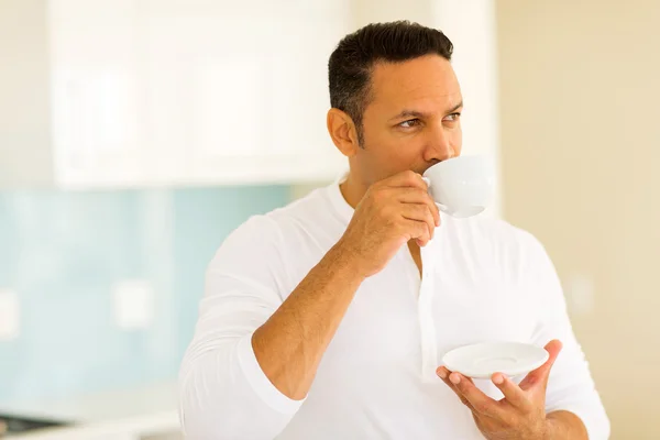 Mann trinkt Kaffee — Stockfoto