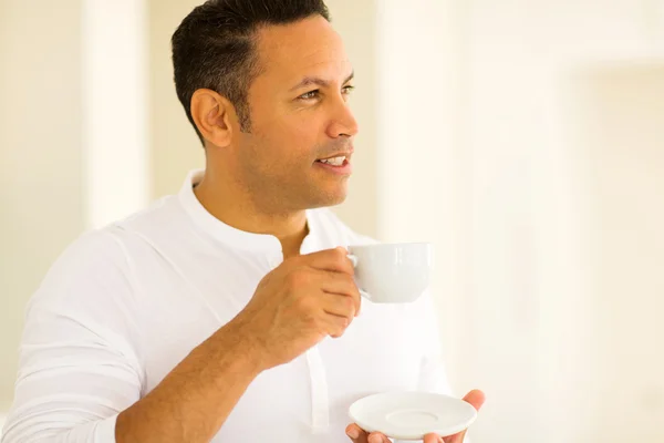 Homme buvant du café — Photo