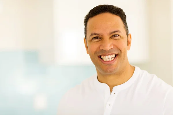 Sonriente hombre de mediana edad — Foto de Stock