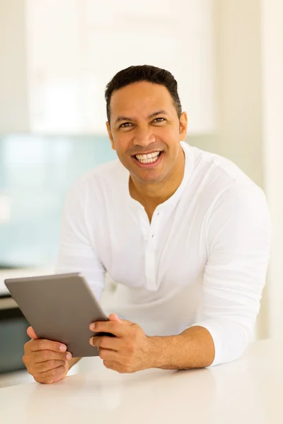 Man using tablet computer — Stock Photo, Image