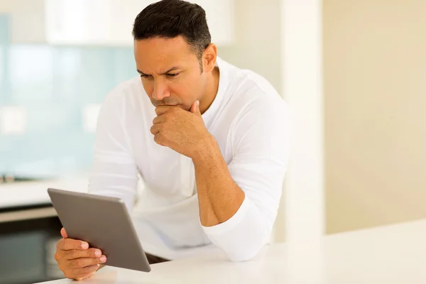 Man using tablet computer — Stock Photo, Image