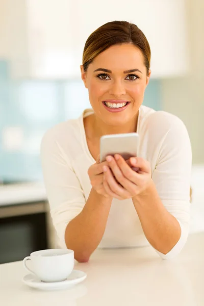 Mujer usando teléfono inteligente — Foto de Stock