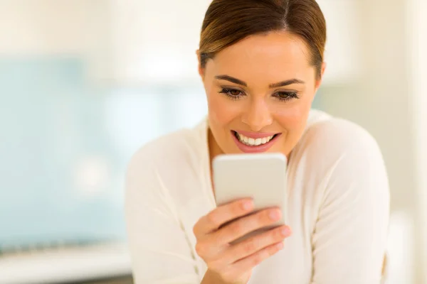 Woman using smart phone — Stock Photo, Image