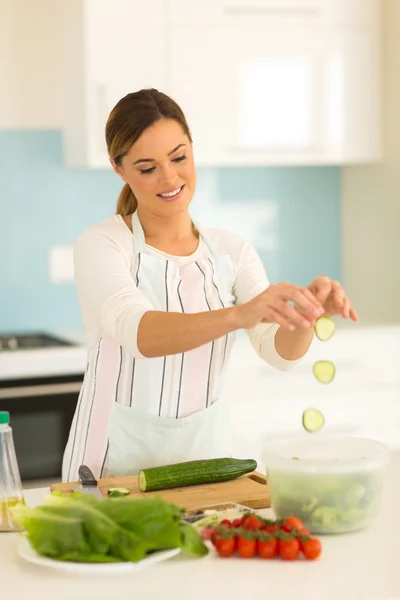 Mujer haciendo ensalada verde — Foto de Stock