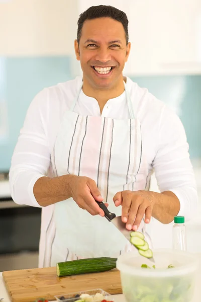 Mann bereitet Abendessen zu — Stockfoto