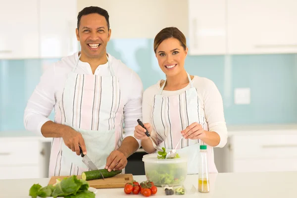 Paar kocht in moderner Küche — Stockfoto