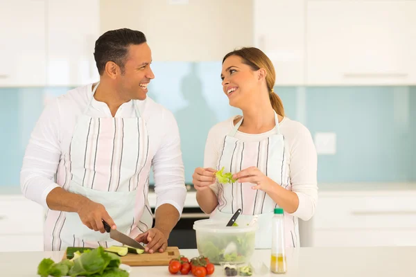 Pareja cocinando en casa — Foto de Stock