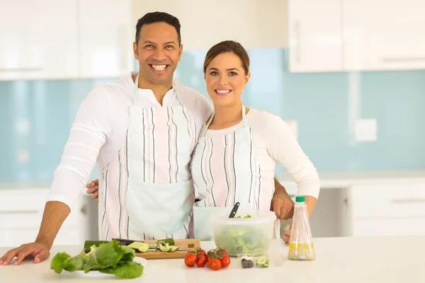 Coppia cucina cibo sano — Foto Stock