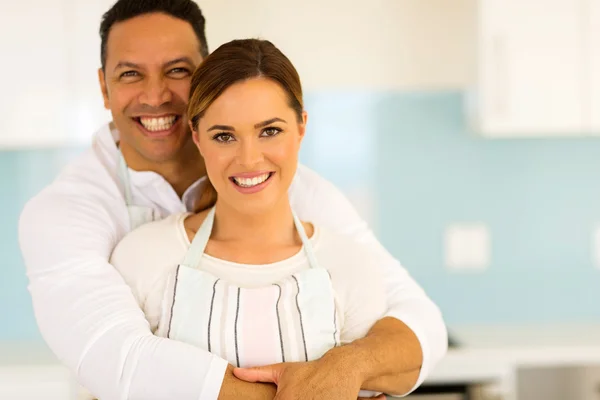 Casal abraçando na cozinha em casa — Fotografia de Stock