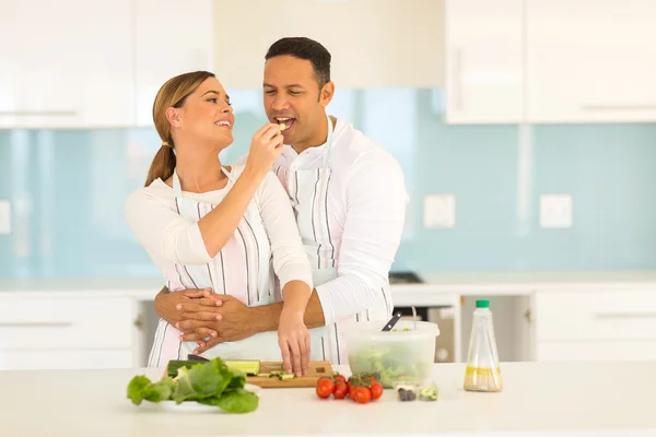 Mulher alimentando marido pepino — Fotografia de Stock