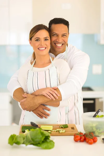 Casal abraçando na cozinha — Fotografia de Stock