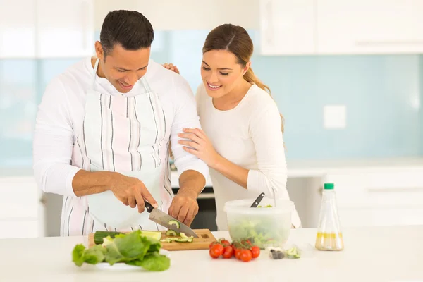 Pareja cocinando juntos —  Fotos de Stock