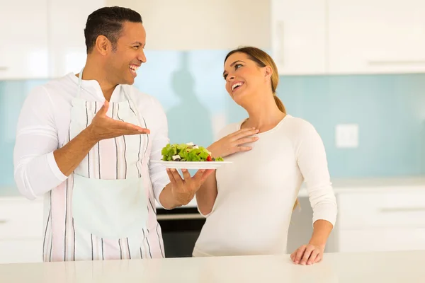 Man die groene salade geeft aan vrouw — Stockfoto