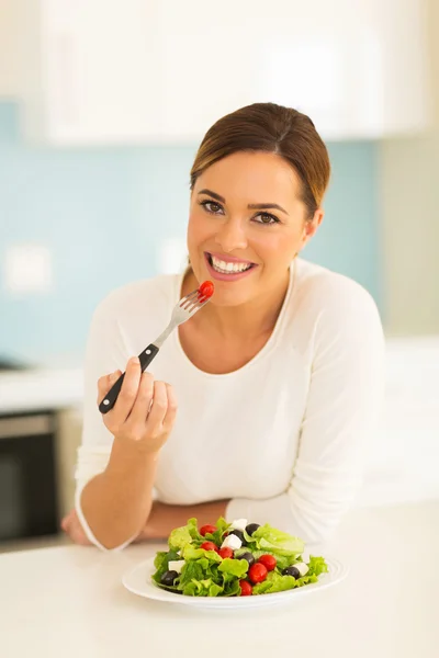 Vrouw die groene salade eet — Stockfoto