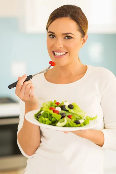 Yeşil salata yiyen kadın — Stok fotoğraf