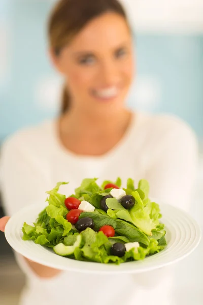 Frau mit Gemüsesalat — Stockfoto