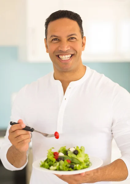 グリーン サラダを持つ男 — ストック写真
