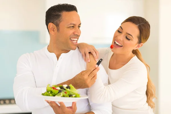 Casal comer salada — Fotografia de Stock