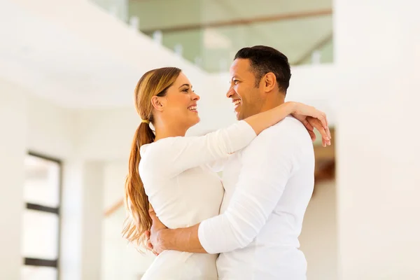 Casal abraçando em casa — Fotografia de Stock