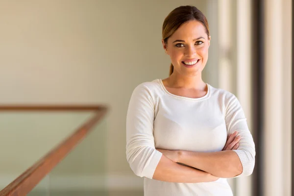 Woman with arms crossed — Stock Photo, Image