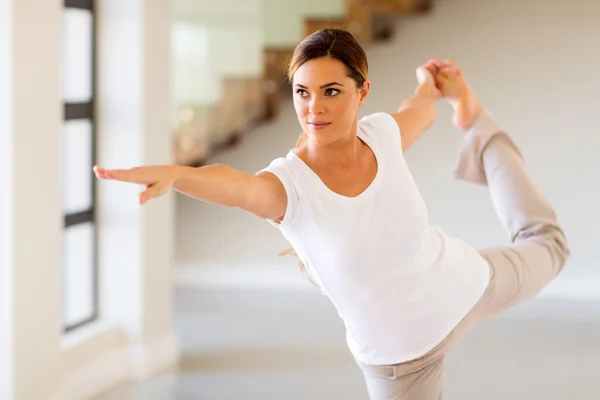Kobieta robi pozy jogi — Zdjęcie stockowe