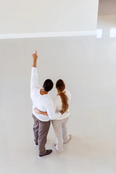 Encantador casal dentro de casa — Fotografia de Stock