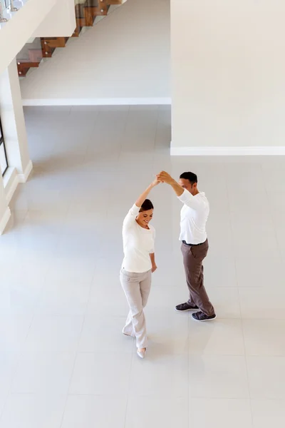 Pareja bailando en casa — Foto de Stock