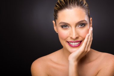 Yüze dokunan kadın