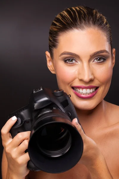 Donna che tiene una macchina fotografica — Foto Stock