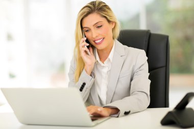 cep telefonuyla konuşurken iş kadını