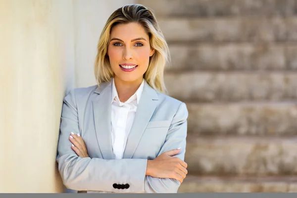 Giovane donna con le braccia incrociate — Foto Stock