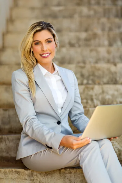 Empresária sentada nas escadas — Fotografia de Stock