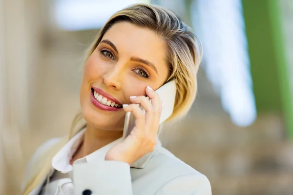 Affärskvinna pratar i telefon — Stockfoto