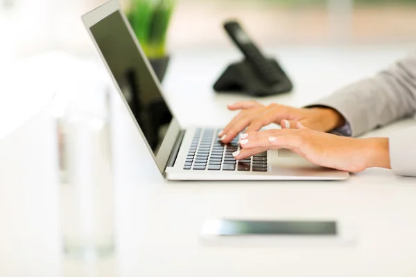 Hands working on laptop — Stock Photo, Image