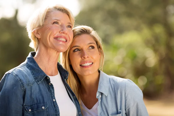 Mor och dotter tittar upp — Stockfoto