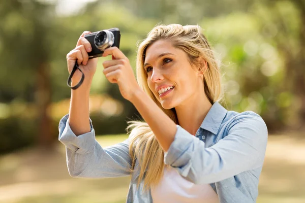 Blonde woman taking picture — Stock Photo, Image