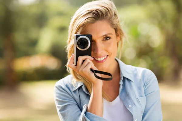 Mujer joven tomando fotos — Foto de Stock