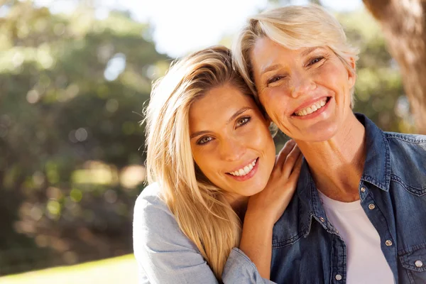 Mor och vuxna dotter leende — Stockfoto