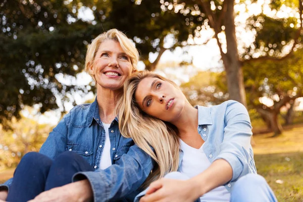 Figlia e madre sognare ad occhi aperti — Foto Stock