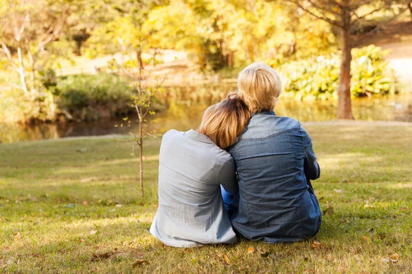 Mutter und Tochter sitzen — Stockfoto