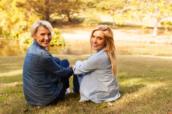 Madre e hija sentadas —  Fotos de Stock