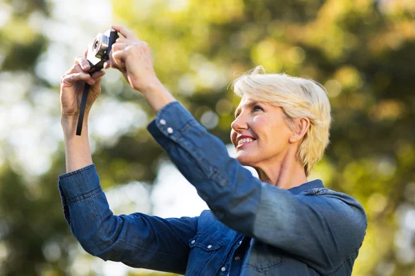 Bir fotoğraf makinesi kullanan kadın — Stok fotoğraf