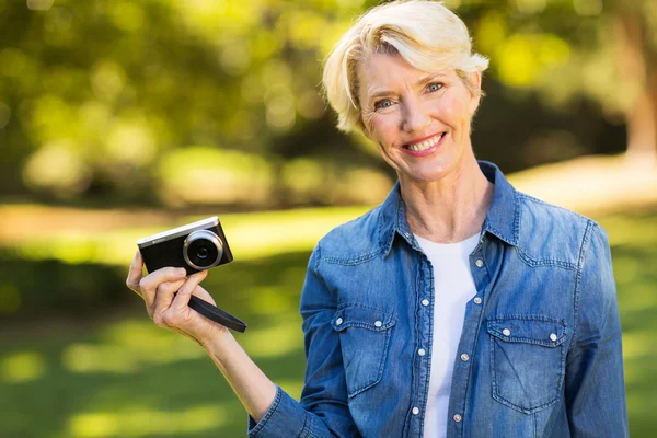 Žena hospodářství fotoaparát — Stock fotografie