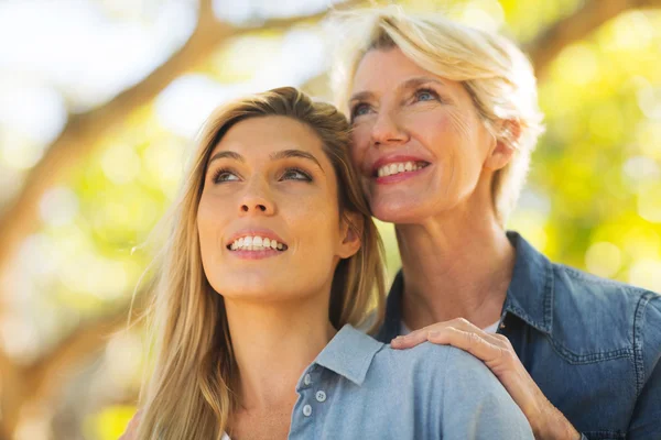 Madre e hija joven mirando hacia arriba — Foto de Stock