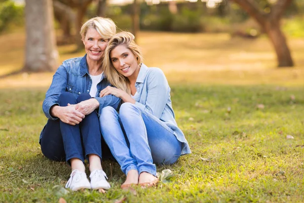 Anne ve kızı oturuyor — Stok fotoğraf