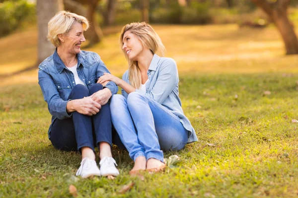 Mother and young daughter chatting — 图库照片